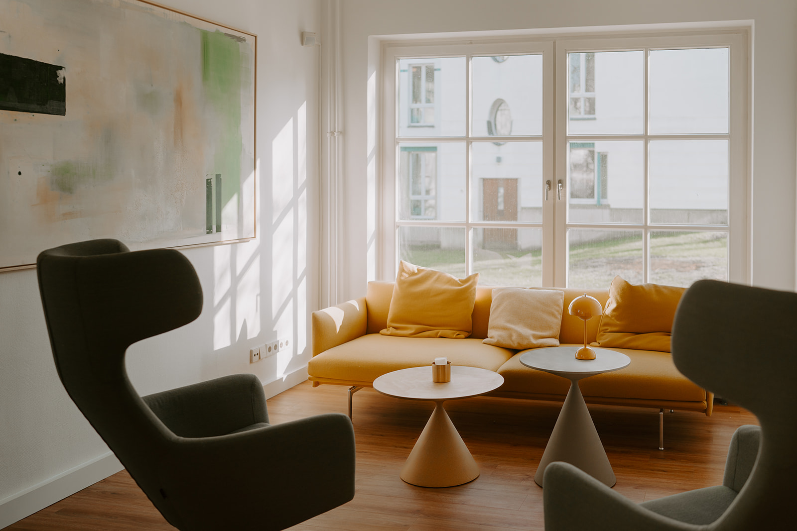 Eine Sitzgruppe aus modernen Sesseln vor einem Fenster